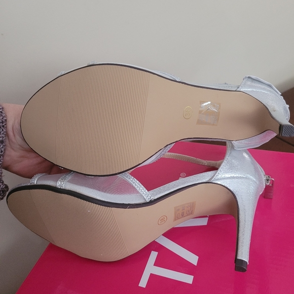 Silver Special Occasion Heels NEW! - Picture 4 of 4